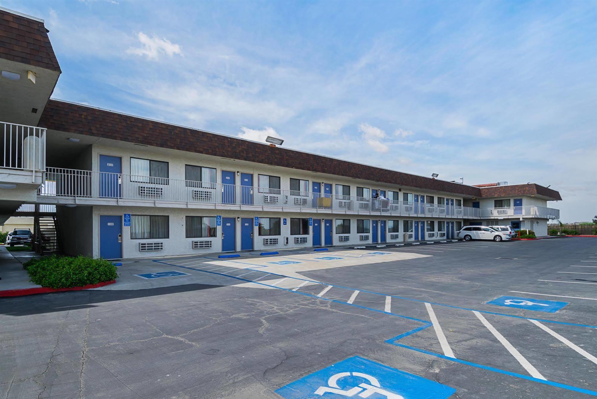 Motel 6 Lost Hills / Buttonwillow Racetrack Exterior photo
